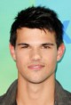 /album/fotogaleria/taylor-lautner-2011-teen-choice-awards-red-carpet-08072011-01-430x631-jpg1/
